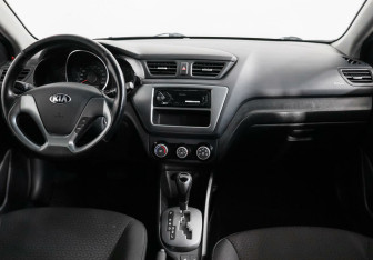 Подержанный автомобиль Kia Rio Sedan 2015 года (8 фото)