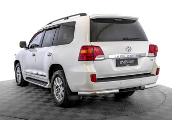 Подержанный автомобиль Toyota Land Cruiser Suv 2014 года (7 фото)