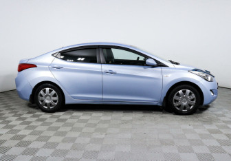 Подержанный автомобиль Hyundai Elantra Sedan 2012 года (4 фото)