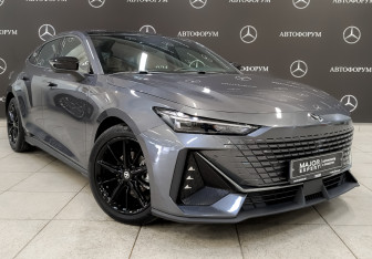 Подержанный автомобиль Changan UNI-V 2023 года (3 фото)