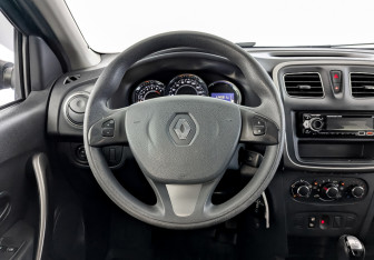 Подержанный автомобиль Renault Sandero 2017 года (21 фото)