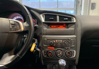 Подержанный автомобиль Citroen C4 Hatchback 2011 года (15 фото)