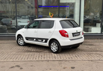 Подержанный автомобиль Skoda Fabia Hatchback 2012 года (6 фото)