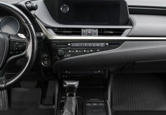 Подержанный автомобиль Lexus ES 2018 года (15 фото)