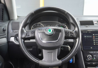 Подержанный автомобиль Skoda Octavia Liftback 2011 года (13 фото)