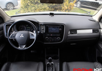 Подержанный автомобиль Mitsubishi Outlander 2014 года (11 фото)