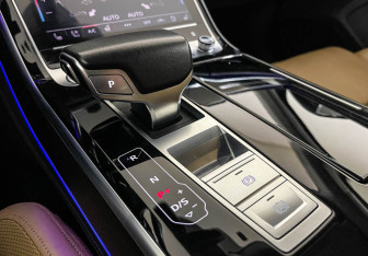 Подержанный автомобиль Audi A8 2018 года (17 фото)