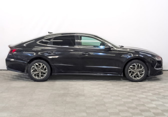 Подержанный автомобиль Hyundai Sonata 2022 года (4 фото)