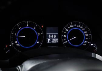 Подержанный автомобиль Infiniti QX70 2014 года (11 фото)