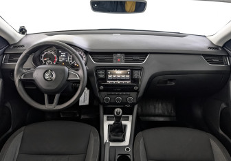 Подержанный автомобиль Skoda Octavia Liftback 2019 года (14 фото)