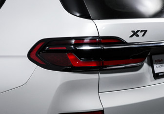 Подержанный автомобиль BMW X7 2023 года (17 фото)