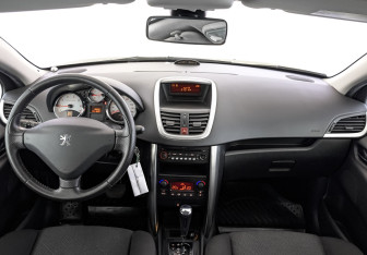 Подержанный автомобиль Peugeot 207 Hatchback 2008 года (14 фото)