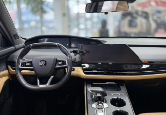 Подержанный автомобиль Changan UNI-K 2023 года (18 фото)