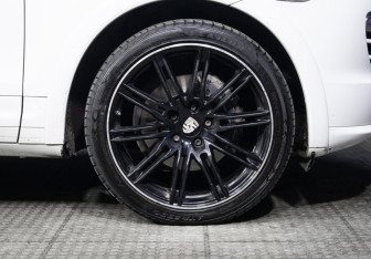 Подержанный автомобиль Porsche Cayenne 2013 года (25 фото)