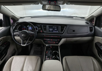 Подержанный автомобиль Kia Carnival 2020 года (11 фото)