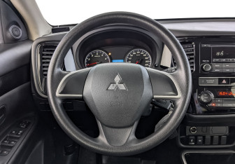 Подержанный автомобиль Mitsubishi Outlander 2019 года (21 фото)