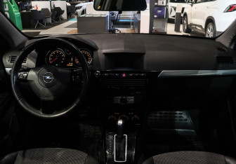Подержанный автомобиль Opel Astra Hatchback 2008 года (18 фото)
