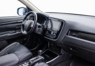 Подержанный автомобиль Mitsubishi Outlander 2018 года (10 фото)