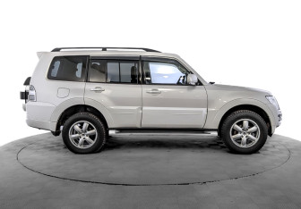 Подержанный автомобиль Mitsubishi Pajero 2017 года (4 фото)
