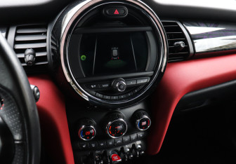 Подержанный автомобиль MINI Hatch 2020 года (11 фото)