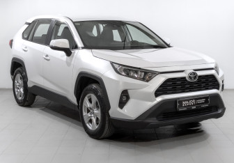 Подержанный автомобиль Toyota RAV4 2024 года (3 фото)