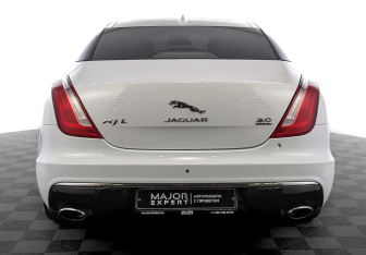 Подержанный автомобиль Jaguar XJ 2017 года (6 фото)