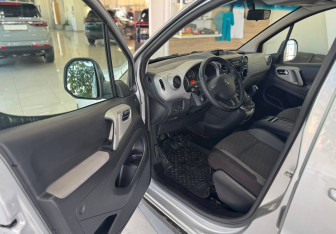 Подержанный автомобиль Peugeot Partner 2011 года (10 фото)