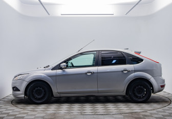Подержанный автомобиль Ford Focus Hatchback 2010 года (8 фото)