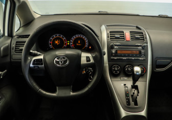 Подержанный автомобиль Toyota Auris Hatchback 2010 года (5 фото)