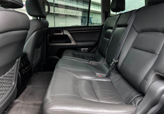 Подержанный автомобиль Toyota Land Cruiser Suv 2010 года (10 фото)
