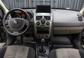 Подержанный автомобиль Renault Megane Sedan 2005 года (13 фото)