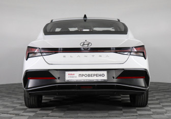 Подержанный автомобиль Hyundai Elantra Sedan 2024 года (6 фото)