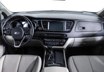 Подержанный автомобиль Kia Carnival 2017 года (11 фото)