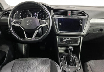 Подержанный автомобиль Volkswagen Tiguan 2021 года (12 фото)