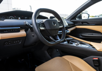 Подержанный автомобиль Changan UNI-V 2023 года (10 фото)