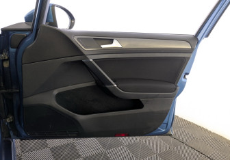 Подержанный автомобиль Volkswagen Golf Hatchback 2013 года (23 фото)