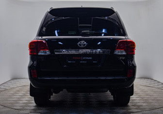 Подержанный автомобиль Toyota Land Cruiser Suv 2013 года (4 фото)