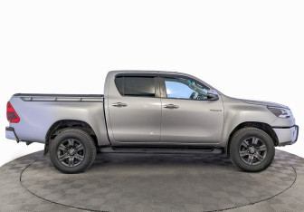 Подержанный автомобиль Toyota Hilux 2022 года (4 фото)