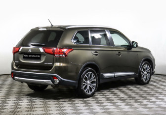 Подержанный автомобиль Mitsubishi Outlander 2016 года (3 фото)