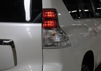 Подержанный автомобиль Toyota Land Cruiser Prado 2010 года (23 фото)