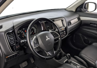 Подержанный автомобиль Mitsubishi Outlander 2014 года (16 фото)