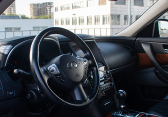 Подержанный автомобиль Infiniti QX70 2016 года (9 фото)