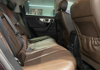 Подержанный автомобиль Infiniti QX70 2013 года (12 фото)
