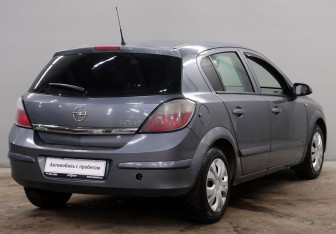 Подержанный автомобиль Opel Astra Hatchback 2006 года (7 фото)