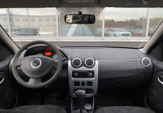 Подержанный автомобиль Renault Sandero 2010 года (10 фото)