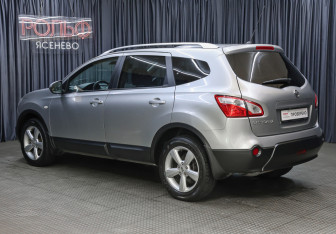 Подержанный автомобиль Nissan Qashqai+2 2010 года (7 фото)