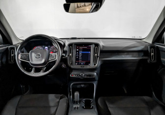 Подержанный автомобиль Volvo XC40 2018 года (14 фото)
