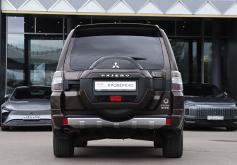 Подержанный автомобиль Mitsubishi Pajero 2017 года (6 фото)