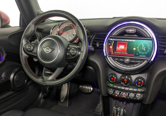 Подержанный автомобиль MINI Cabrio 2019 года (29 фото)