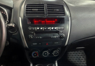 Подержанный автомобиль Mitsubishi ASX 2011 года (12 фото)